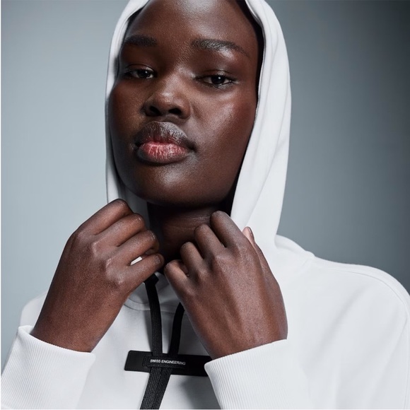 On Clouds Run On Clouds Hoodie in White - Picture 4 of 10